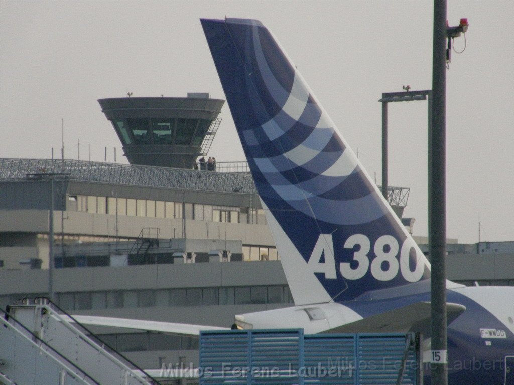 Warten auf den Airbus 380 Koeln Bonn P343.JPG